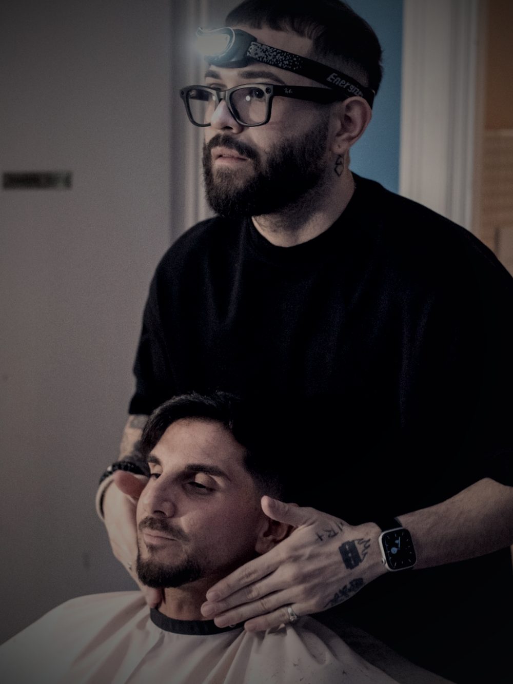 Alejandro Zabala trabajando sobre un cliente durante un servicio a domicilio